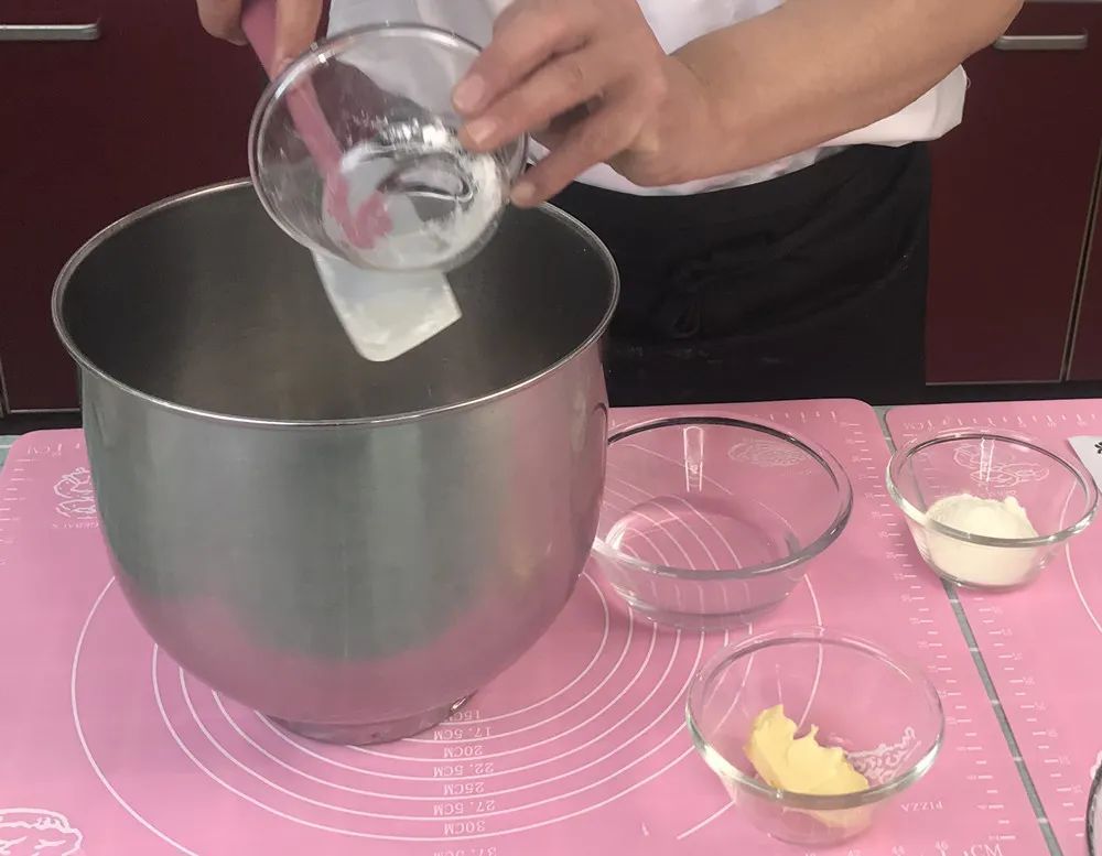 年輕人最愛的網(wǎng)紅店爆款，酥到掉渣的“蝴蝶酥”